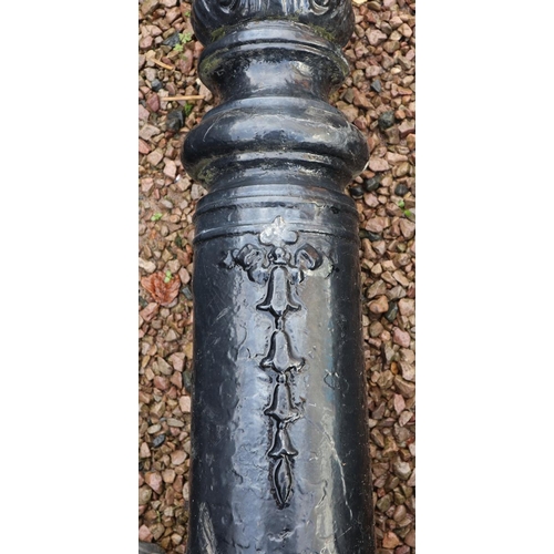 555 - Victorian cast iron street light - Approx height 510cm