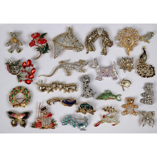 104 - 25 costume brooches mostly animals