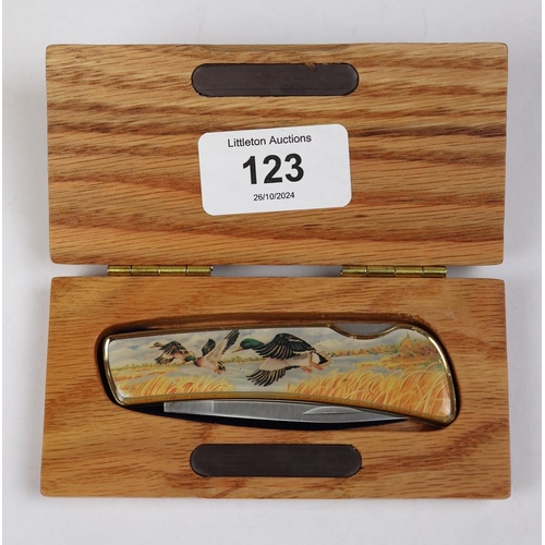 123 - Decorative lock knife in case