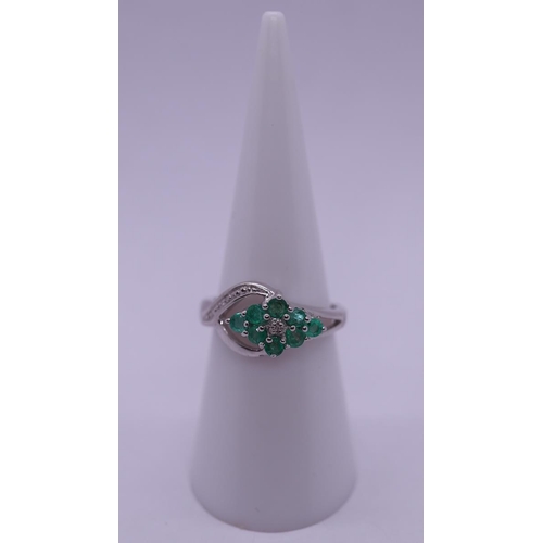 18 - Silver emerald set ring - Size M