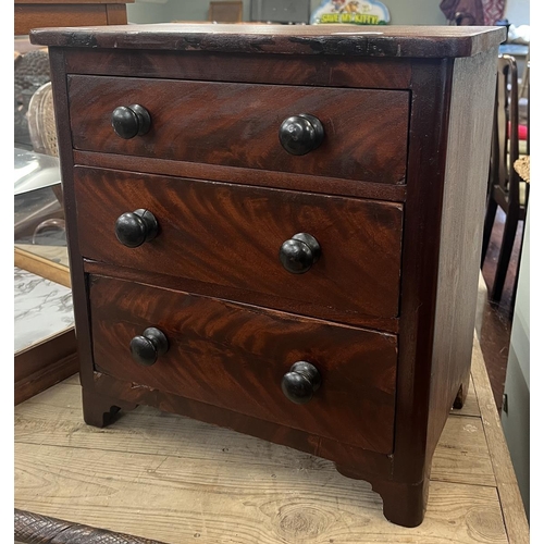 299 - Small chest of drawers - Approx W: 43cm D: 28cm H: 45cm