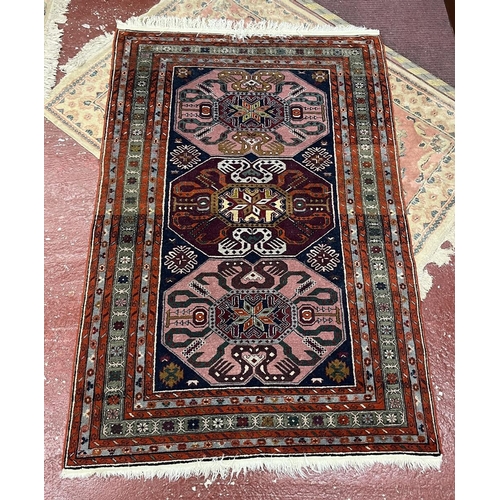 467 - Finely woven vintage Persian rug - Size 188cm x 123cm