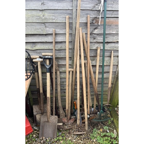 482 - Collection of garden tools