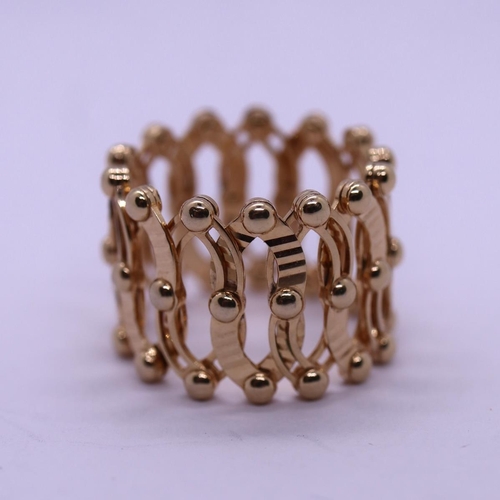 92 - 9ct gold expanding scarf ring - Weight: 7.5g