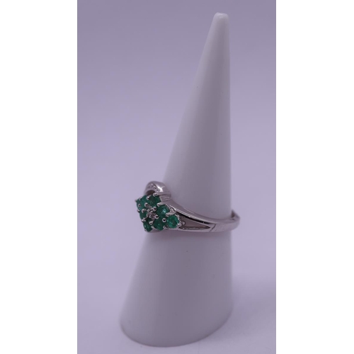 18 - Silver emerald set ring - Size M