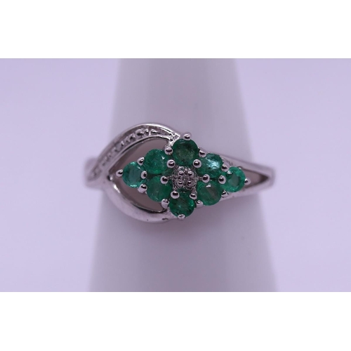 18 - Silver emerald set ring - Size M