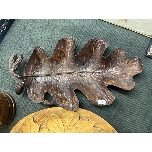 215 - 2 decorative leaf trays together with a biscuit barrel