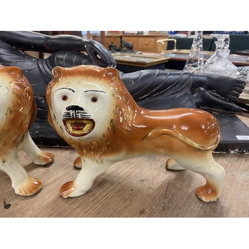 291 - 2 large Staffordshire ceramic lions - Approx L: 33cm