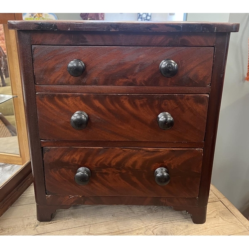 299 - Small chest of drawers - Approx W: 43cm D: 28cm H: 45cm