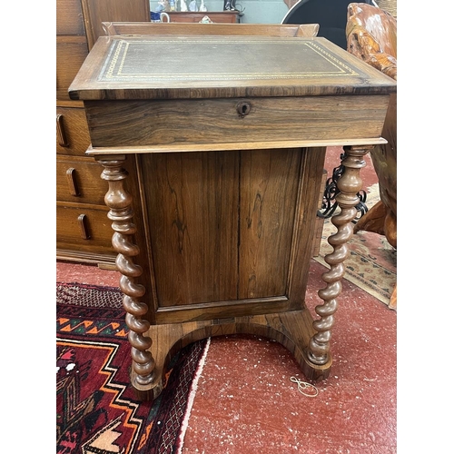 400 - William IV rosewood Davenport, drawers to right side, with key