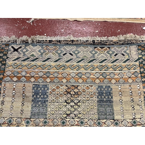 462 - Vintage geometric design rug, possibly Turkish - Size 230cm x 155cm