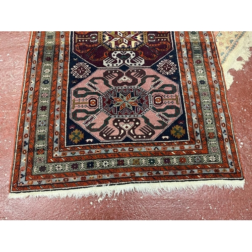 467 - Finely woven vintage Persian rug - Size 188cm x 123cm