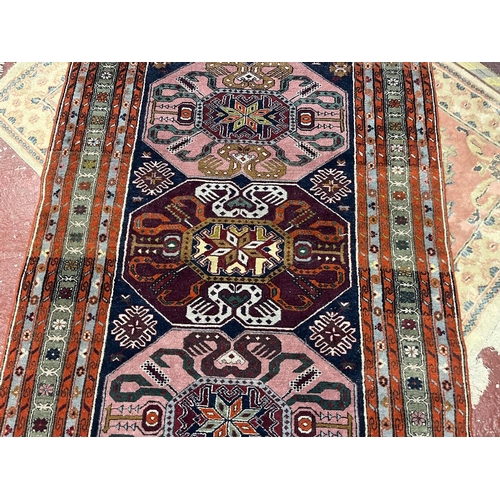 467 - Finely woven vintage Persian rug - Size 188cm x 123cm