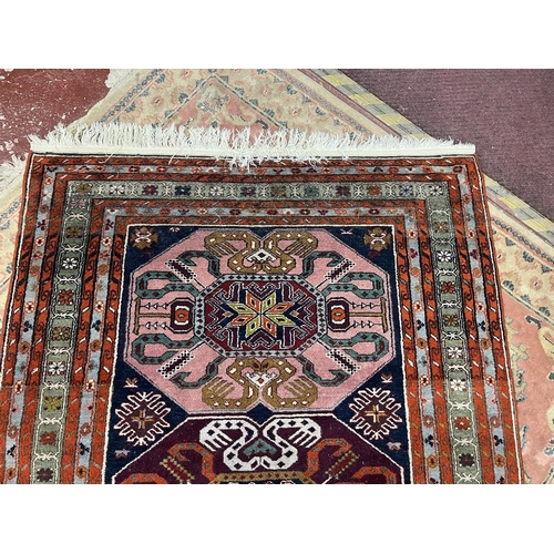 467 - Finely woven vintage Persian rug - Size 188cm x 123cm