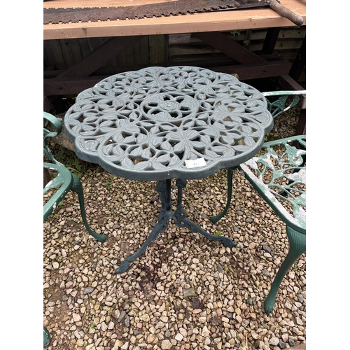 477 - Metal bistro table with 2 chairs