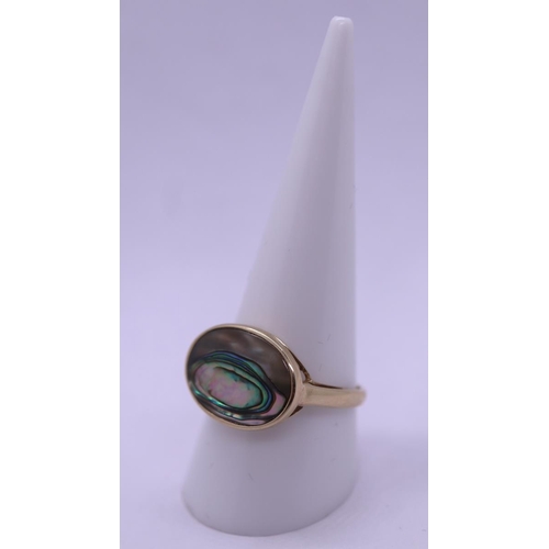 84 - 9ct gold abalone set ring - Size T