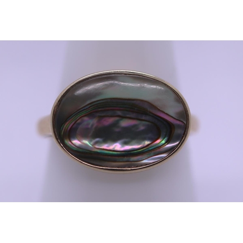 84 - 9ct gold abalone set ring - Size T