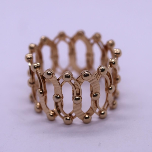 92 - 9ct gold expanding scarf ring - Weight: 7.5g