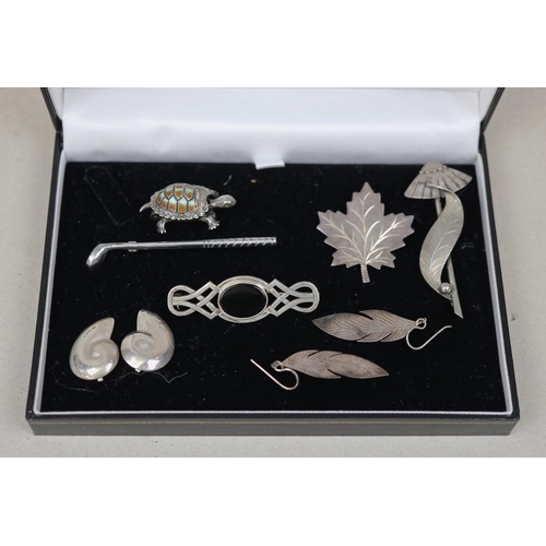 129 - Collection of vintage silver jewellery