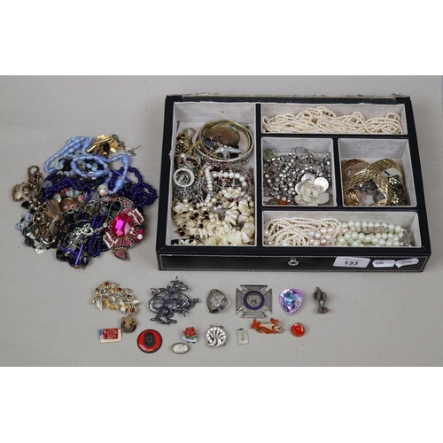 133 - Collection of costume jewellery to include 9ct gold clasped string of pearls