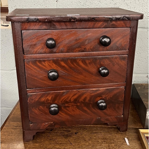 357 - Small chest of drawers - Approx W: 43cm D: 28cm H: 45cm