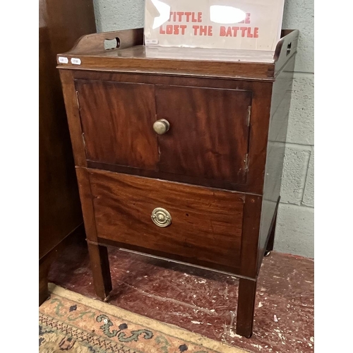 368 - Antique mahogany commode