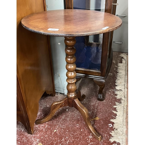 420 - Round tilt top table