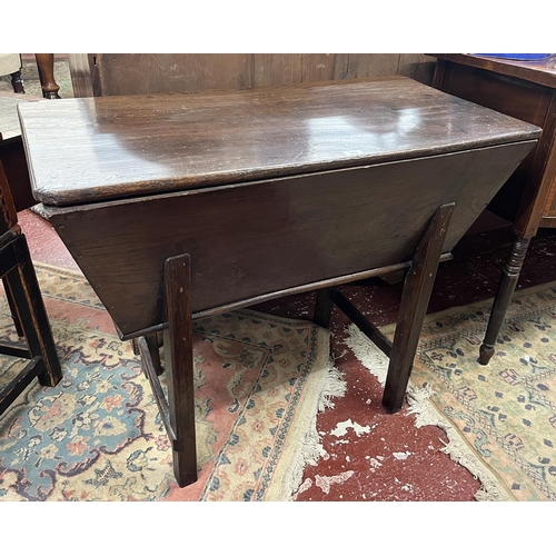 427 - Antique elm dough bin with fitted lid and raised on square section legs - Approx W: 101cm D: 51cm H:... 