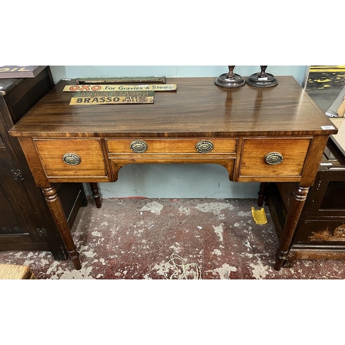 473 - Edwardian mahogany desk - Approx W: 107cm D: 52cm H: 77cm