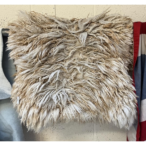 495 - Shaggy sheepskin rug