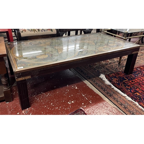 526 - Glass top coffee table depicting world map - Approx W: 133cm D: 69cm H: 37cm