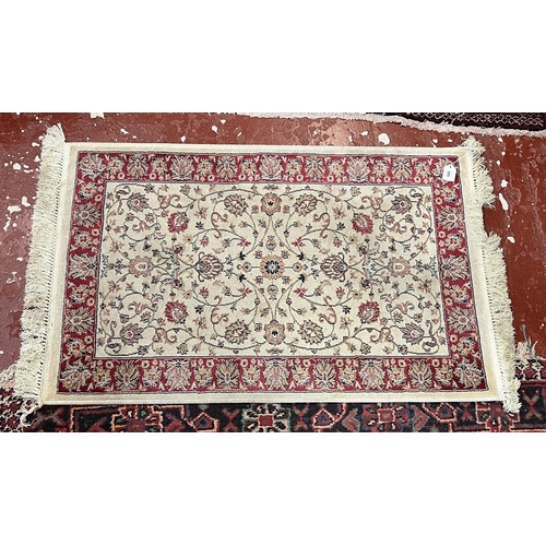 545 - Small patterned rug - Approx 118cm x 67cm