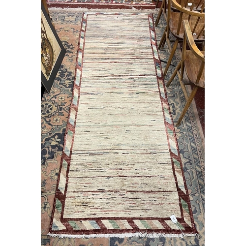 550 - Patterned runner - Approx 280cm x 92cm