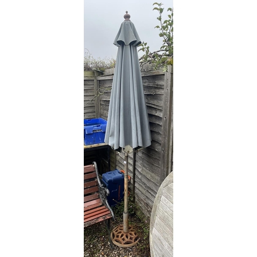 561 - Parasol in heavy metal stand