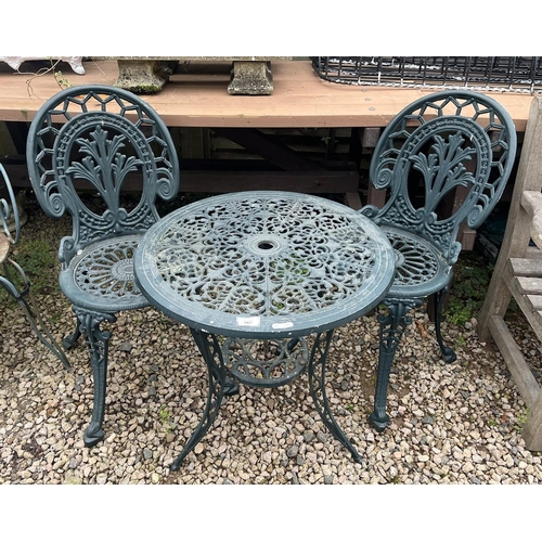 569 - Metal bistro table and 2 chairs