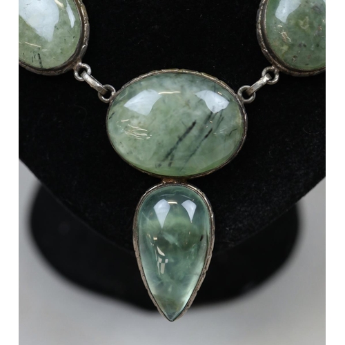 126 - Green hardstone set silver necklace