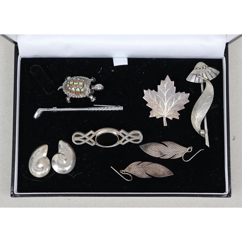 129 - Collection of vintage silver jewellery