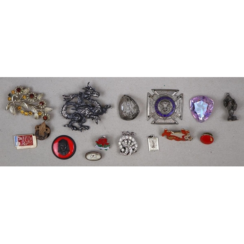 133 - Collection of costume jewellery to include 9ct gold clasped string of pearls