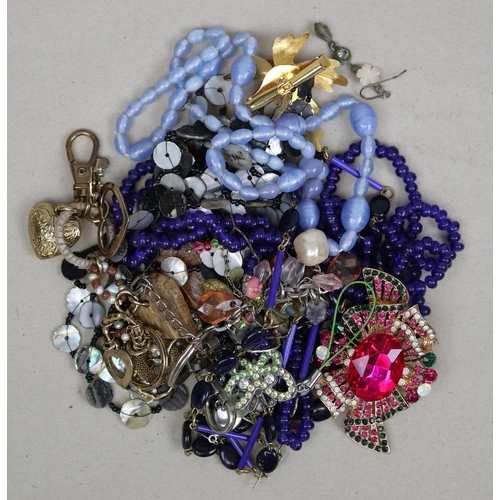 133 - Collection of costume jewellery to include 9ct gold clasped string of pearls