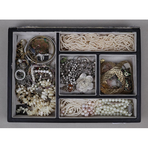 133 - Collection of costume jewellery to include 9ct gold clasped string of pearls