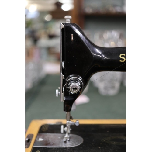 303 - Singer sewing machine 99K