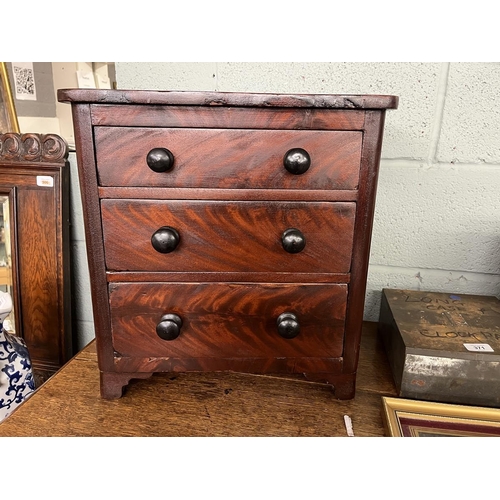 357 - Small chest of drawers - Approx W: 43cm D: 28cm H: 45cm