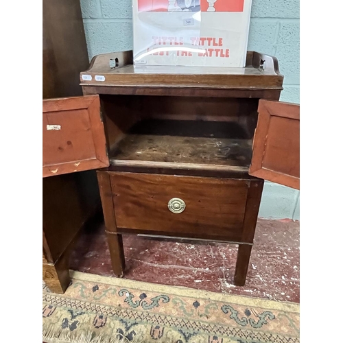 368 - Antique mahogany commode