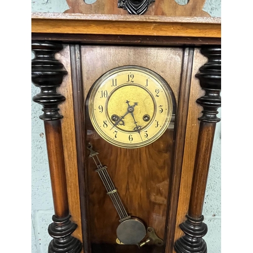 370 - Victorian Vienna wall clock with its key in very good working condition