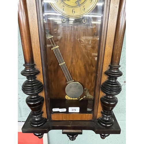 370 - Victorian Vienna wall clock with its key in very good working condition