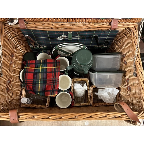 391 - Large fully fitted picnic basket by Optima