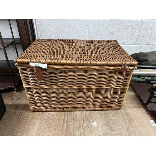 391 - Large fully fitted picnic basket by Optima