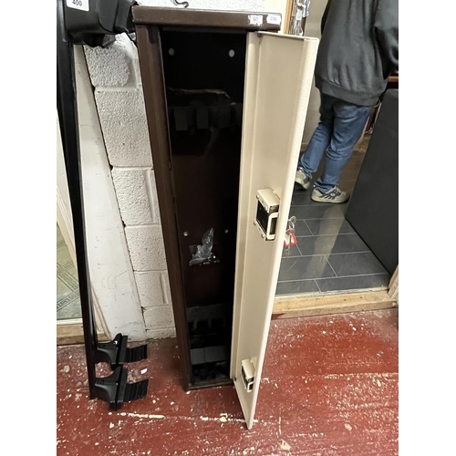 401 - Lockable gun cabinet with double lock