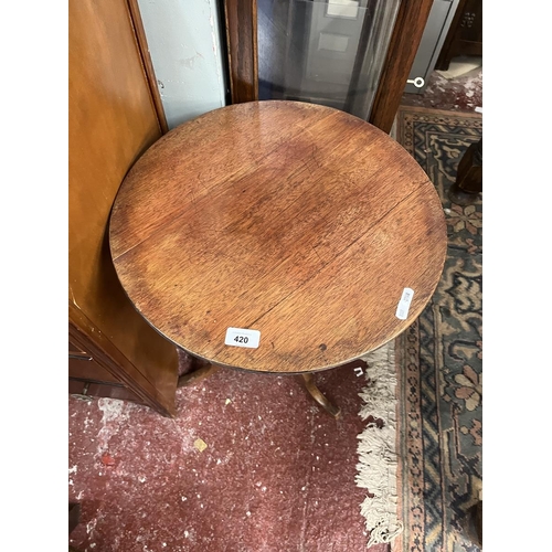 420 - Round tilt top table