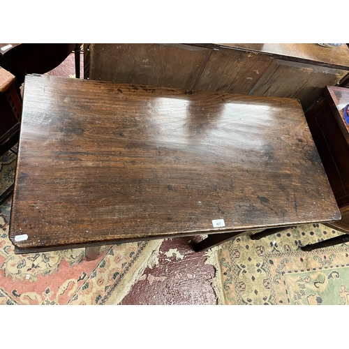 427 - Antique elm dough bin with fitted lid and raised on square section legs - Approx W: 101cm D: 51cm H:... 